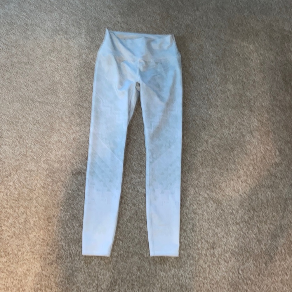 alo leggings, great condition, light grey with light pattern